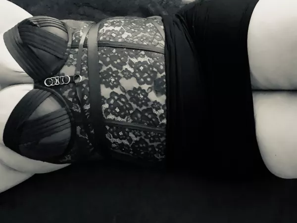 It’s Friday time to lay back😉 How will you help me unwind😏 by FlyingThighHigh