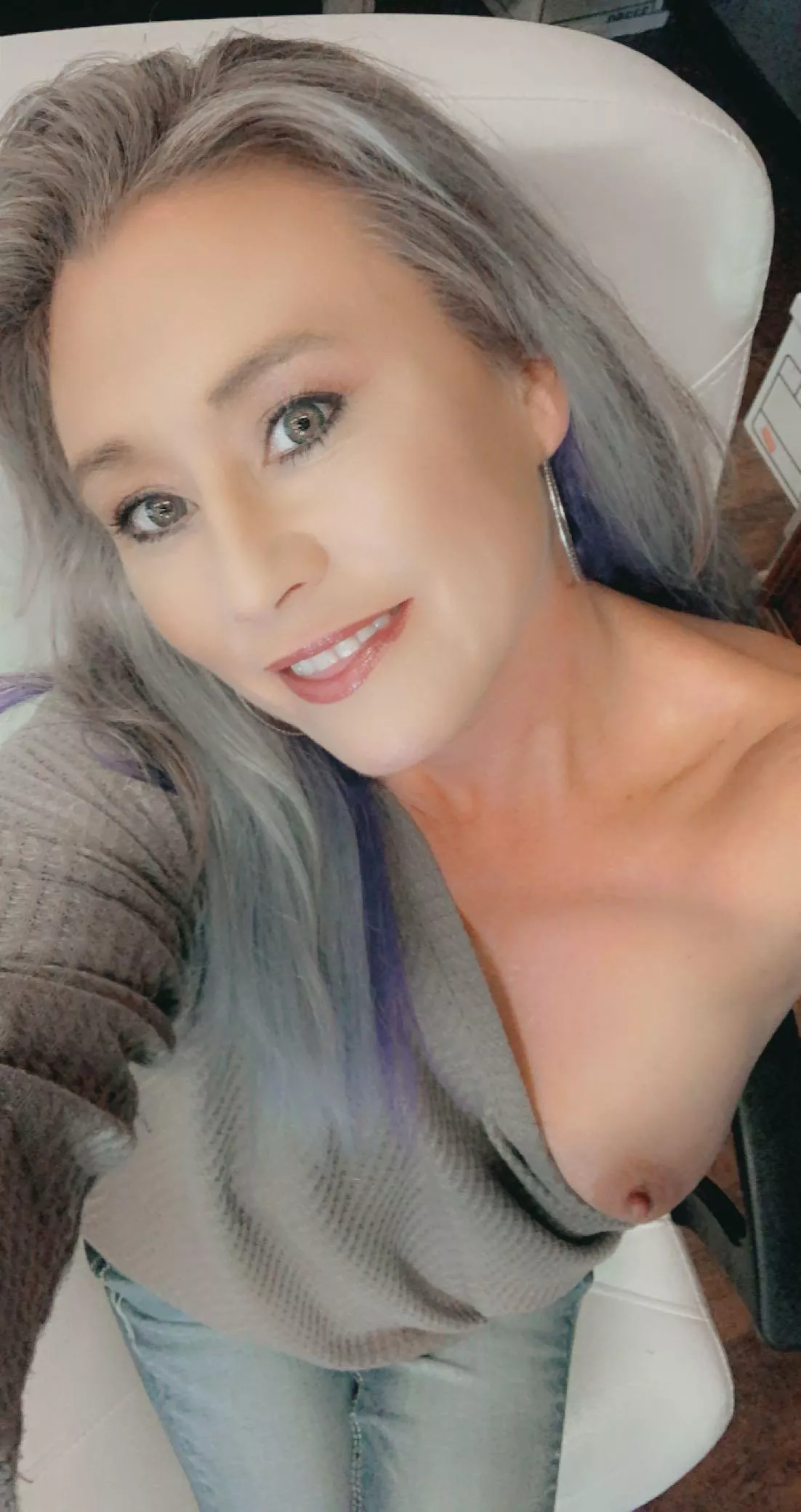 It’s Hump day.. who wants to bend me over?? (F) 47 😈😈 posted by BallerOnABudget666