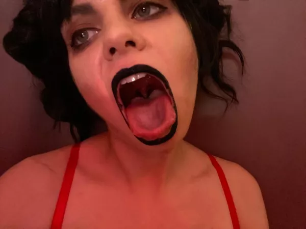 It’s just me, your Internet goth gf asking how far you wanna look inside? 👅 by plastixfangs