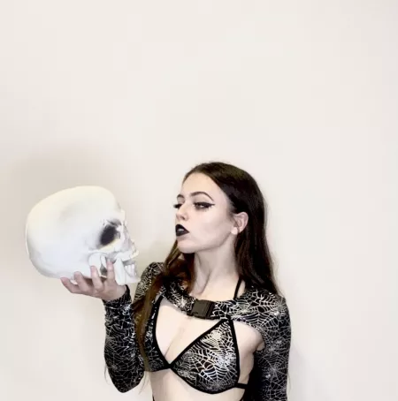 It’s now spooky season! Would screw the weird girl? 🖤💋 by daffolionn