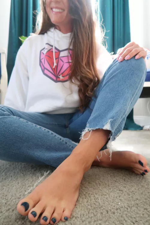 It's so cold I can't feel my feet! Can you feel my feet?! 😏 by diet_marshmallow