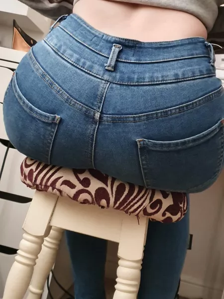 It’s this round without jeans on too by Cum4Charlie