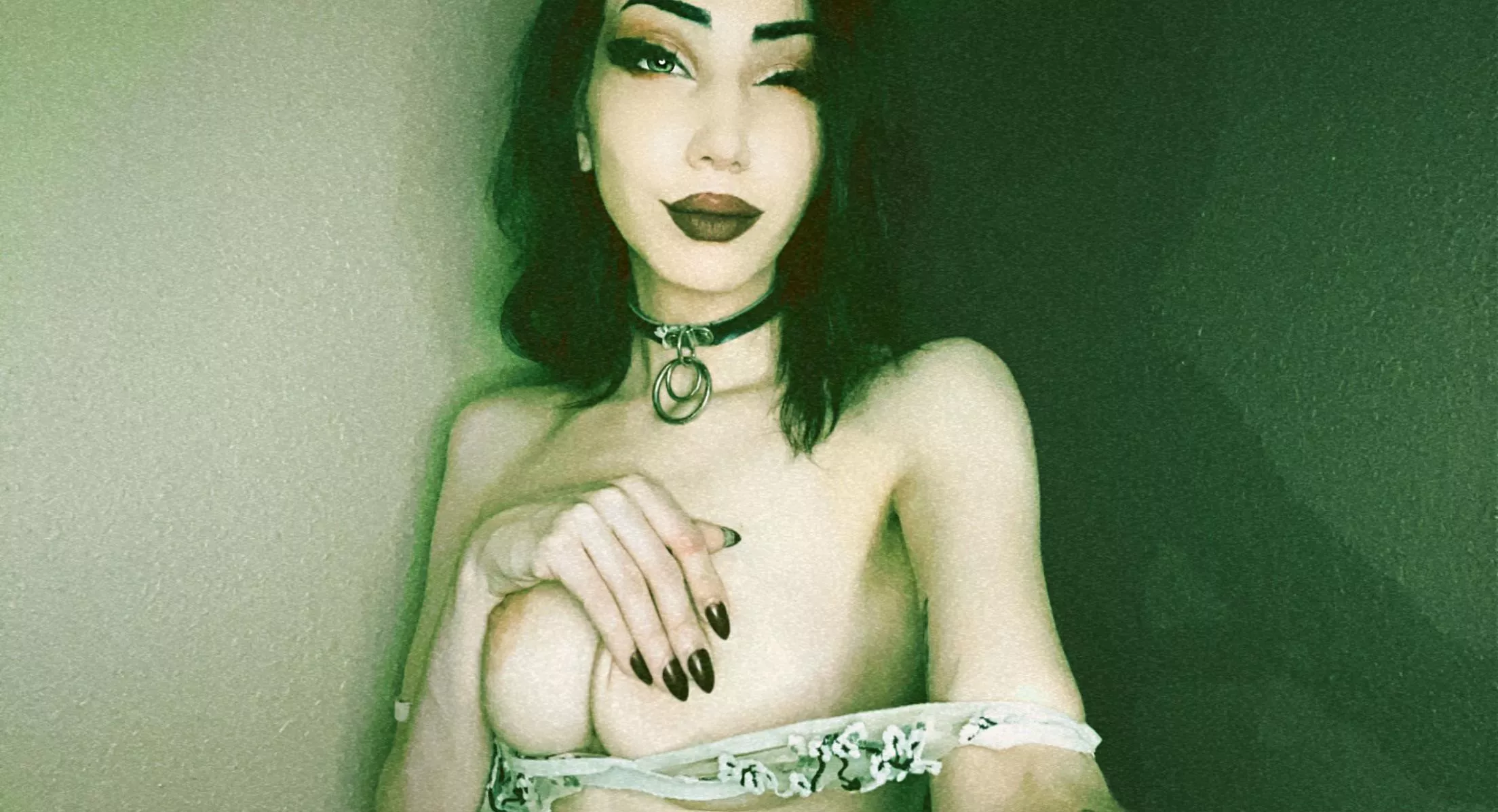 ive been told im a handful 😚 posted by darlinghex