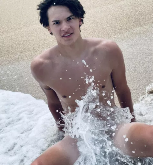 Ive been told this picture doesn’t show my lines off well enough, but uhhhh the water tho 😍 by Beefcake69__