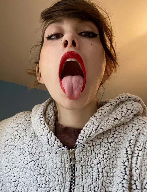 I’ve got a big mouth; wanna fill it? by beadlet