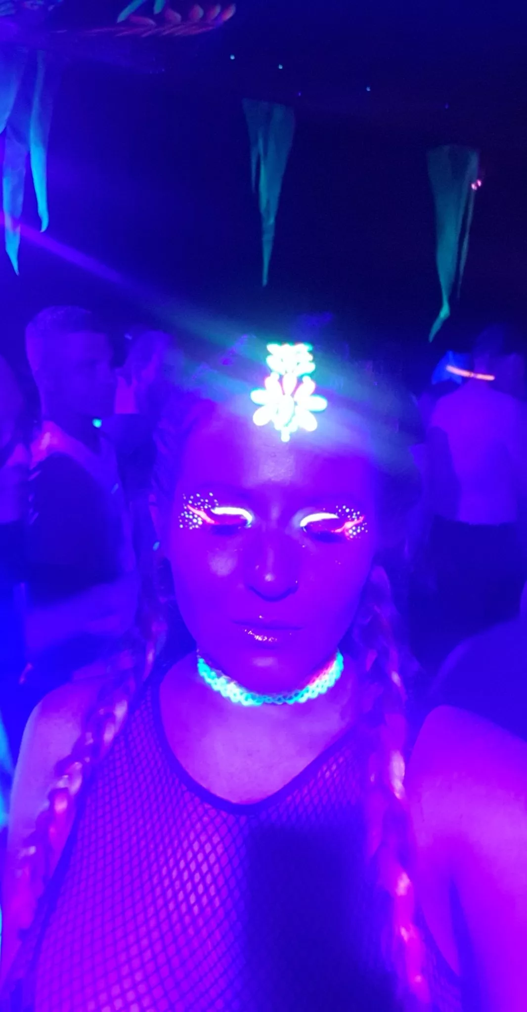 I've had all the UV eyelinera from @SuvaBeauty for 2 years and I only just finally went to a club that uses real UV lights 🙌🙌 did not disappoint 🤩🤩 (From Twitter) posted by Ryan052