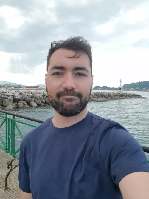 I've never felt beautiful,but in this pic (even though it's mediocre) I feel good by satelar