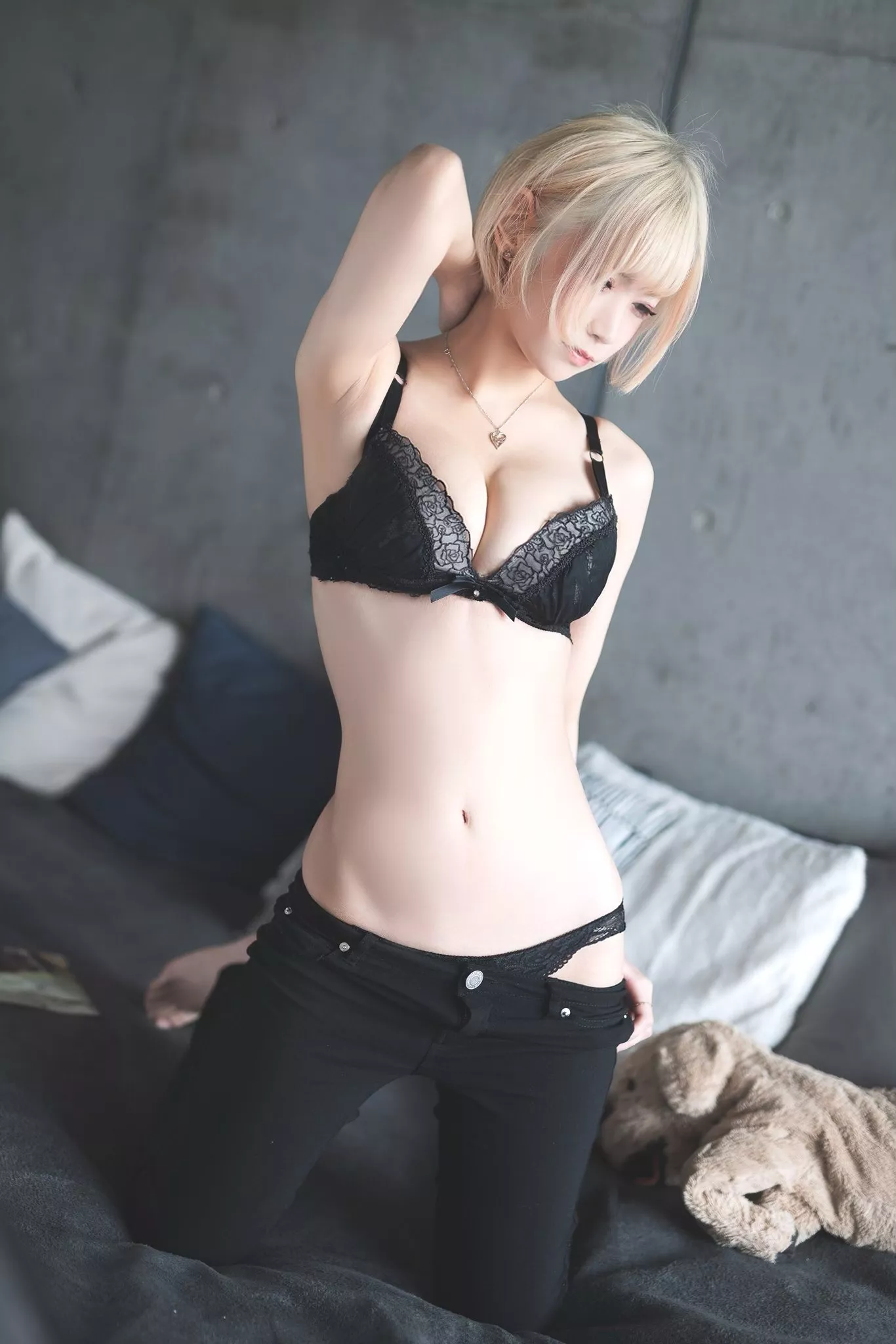 jeans revealing black underwear [MIC] posted by rpfor