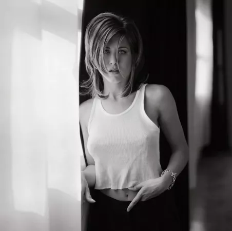 Jennifer Aniston by curiousbowling