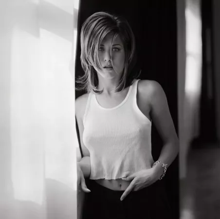 Jennifer Aniston by curiousbowling