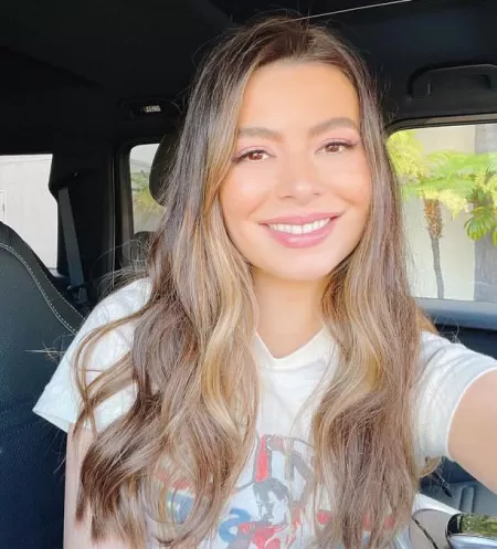 Jerking to Miranda cosgrove by Threwup101