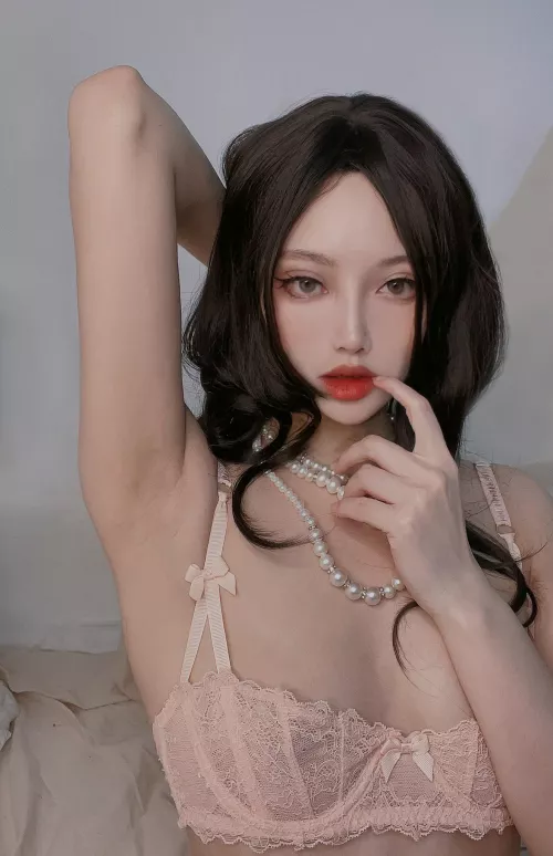 JiChoi69 lifts her arm. by Soupsao