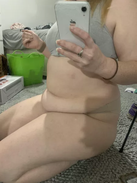 Jiggly big belly after eating donuts 🙊 by evie_grey0