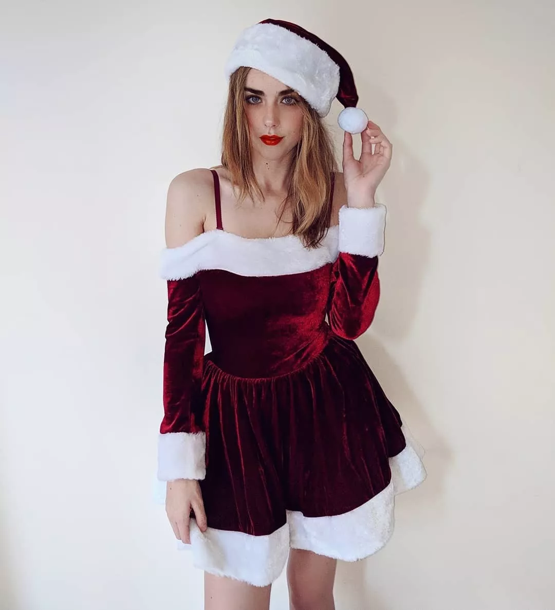 jingle bell ☃️👱🏻‍♀️🎄 posted by impulsive303