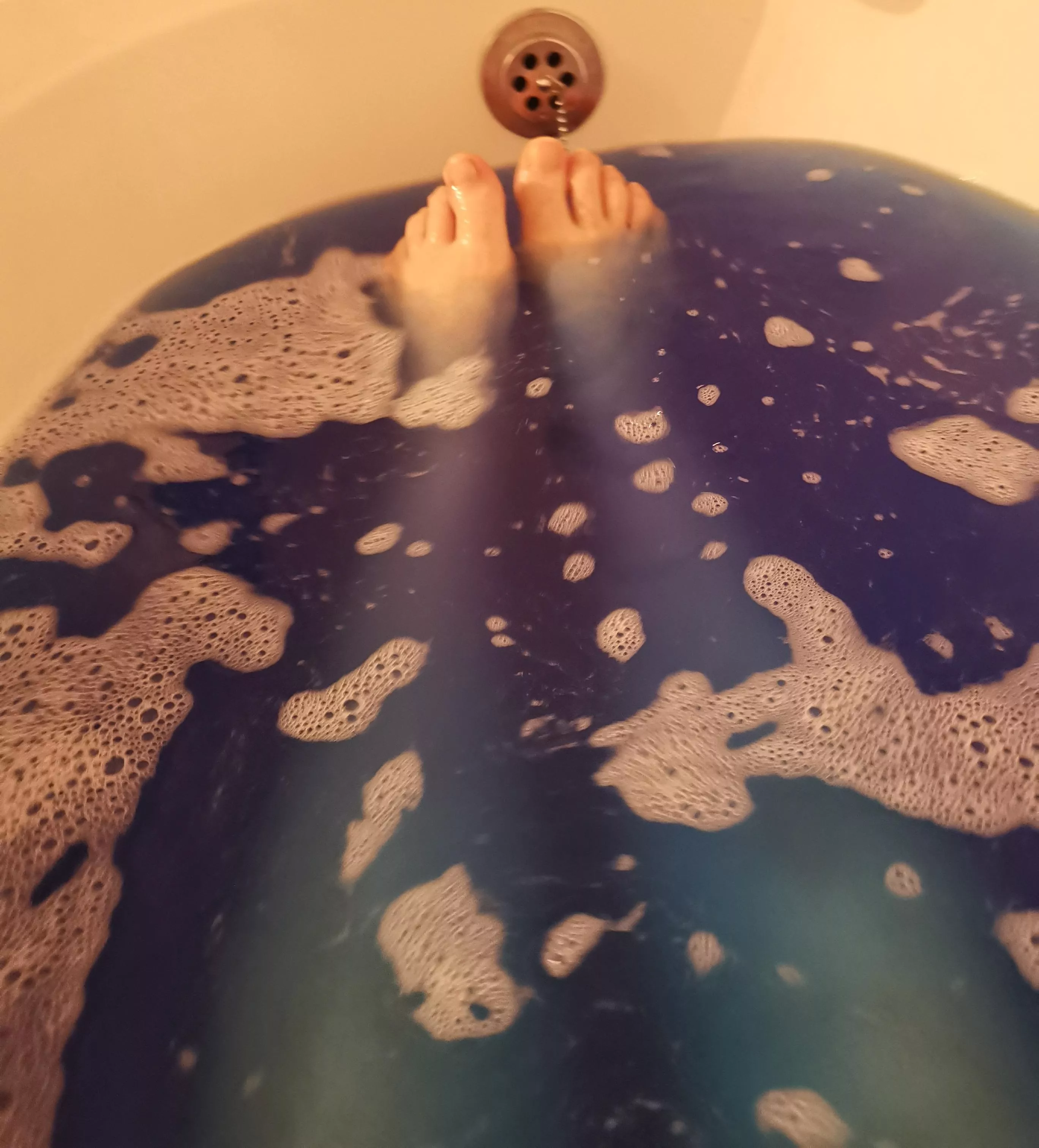 Join me 🥺 posted by hyliantootsies