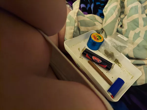 Join me for a wake and bake anyone?? by nikkimoon25