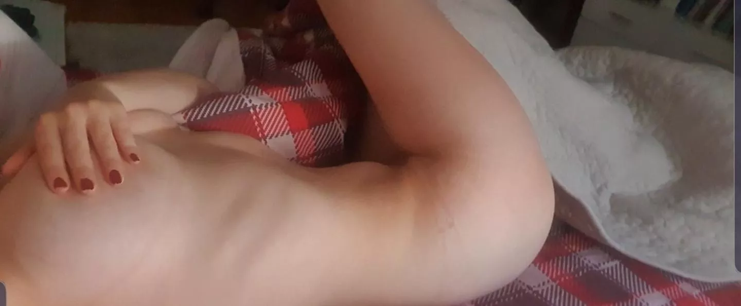 Join me on my bed 😉 FREE subscription, link in the comments posted by anastasiabkr