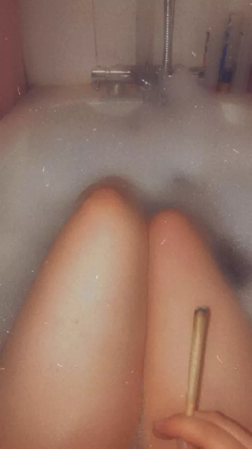 Joint in the bath 🍁 add my snap - xamywrightxx by acumslutx