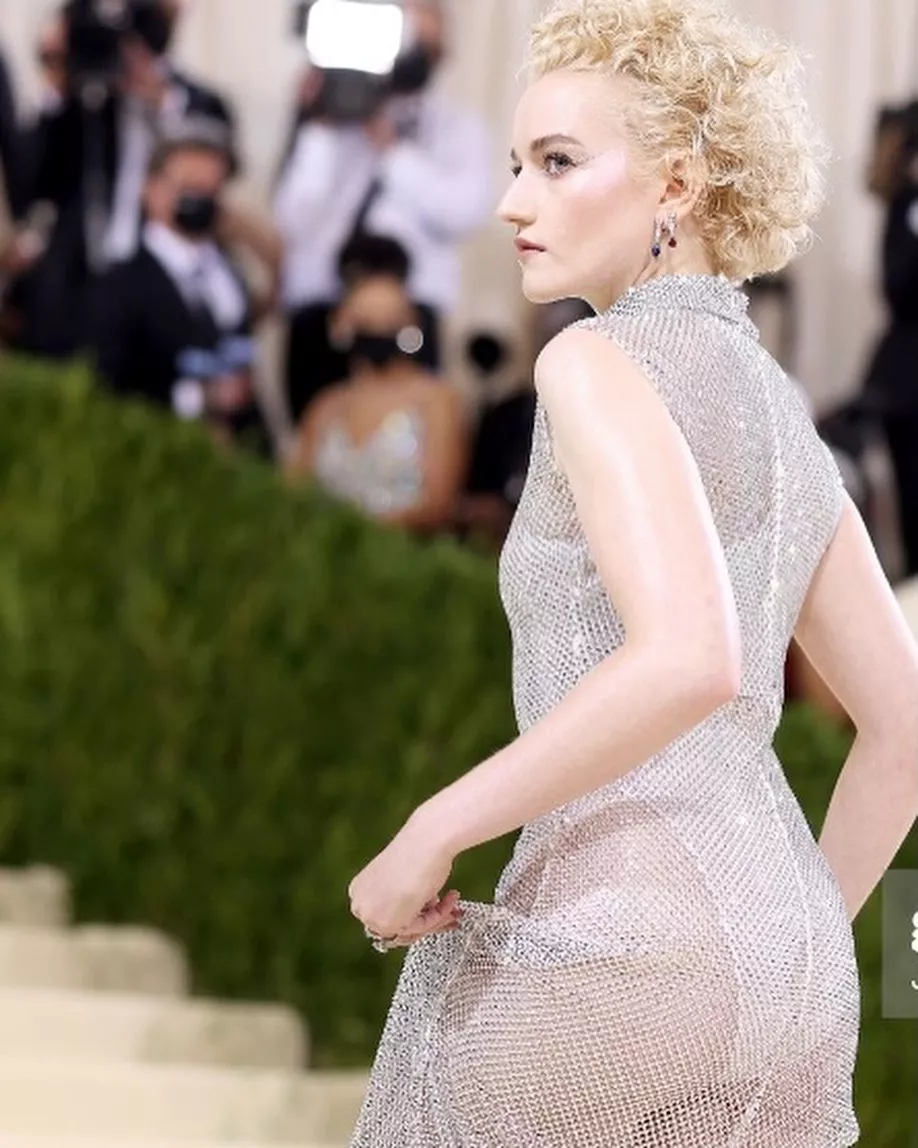 Julia Garner has a really nice tush posted by cor0094