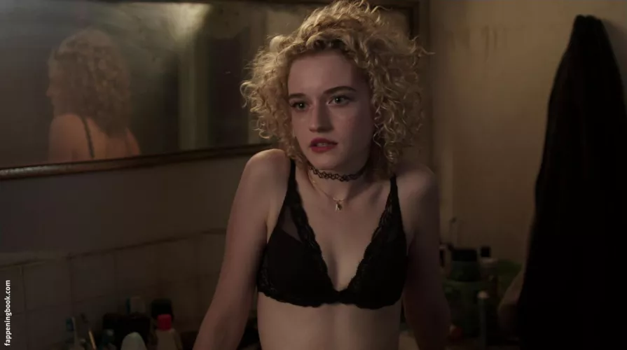 Julia Garner in a bra by cor0094