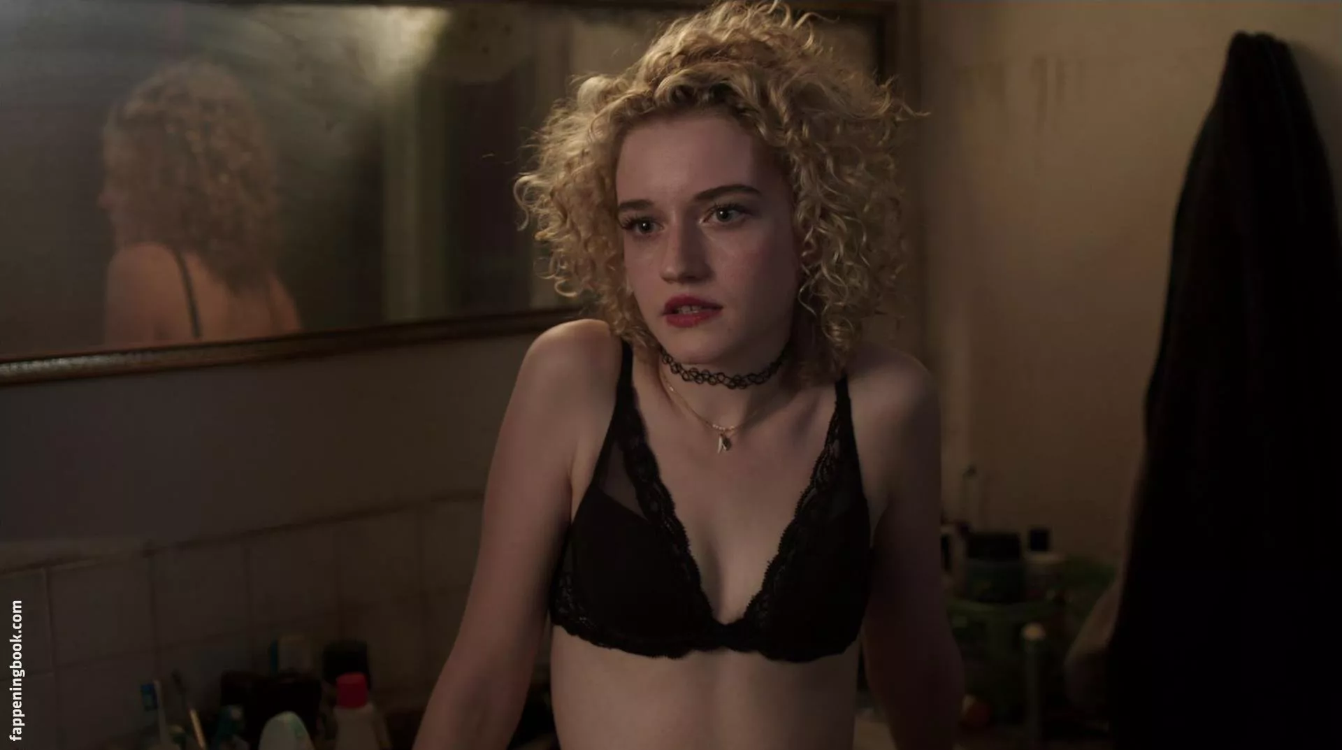 Julia Garner in a bra posted by cor0094