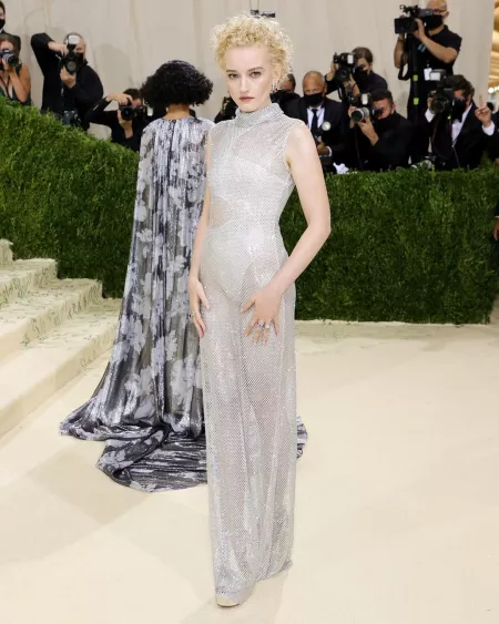 Julia Garner by GlamMetalLion