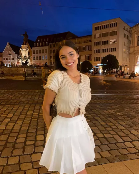 Julia Knezevic by 75674665