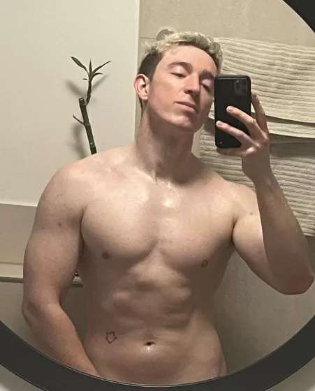 Just a casual bathroom selfie🙈📸 by TheColdOnes