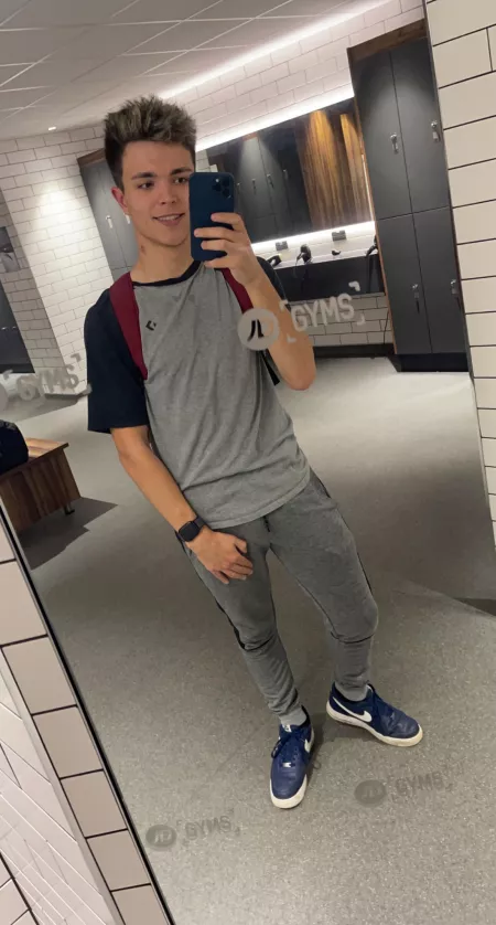 Just a cute gym selfie of me 😁 by Xzese