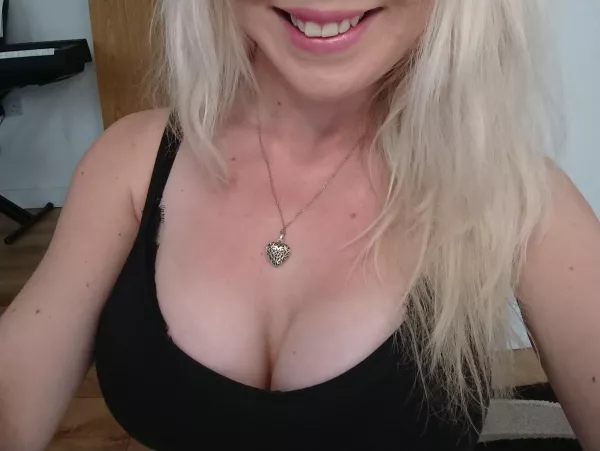 Just a cute little smile to brighten your day! by lottiemai