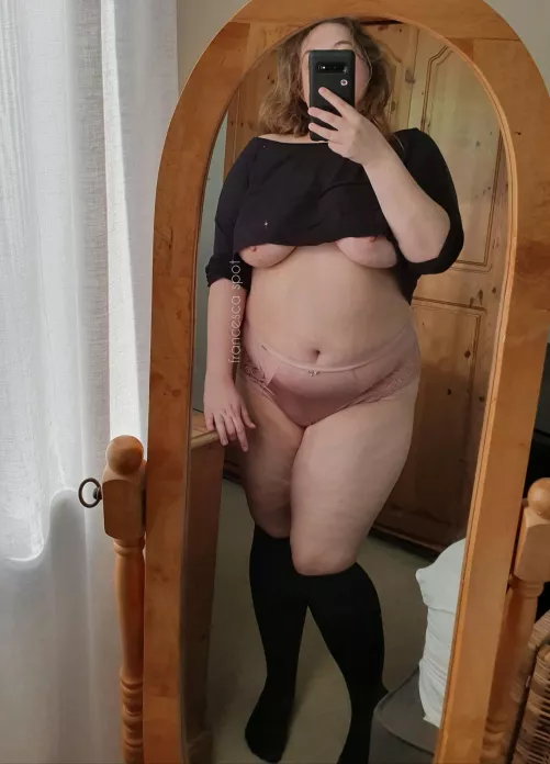 just a cutie who's obsessed with taking nude mirror selfies ♡ by francescaspot