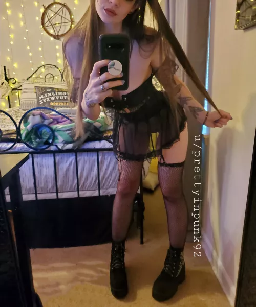 Just a domme that loves food and goth butts by prettyinpunk92