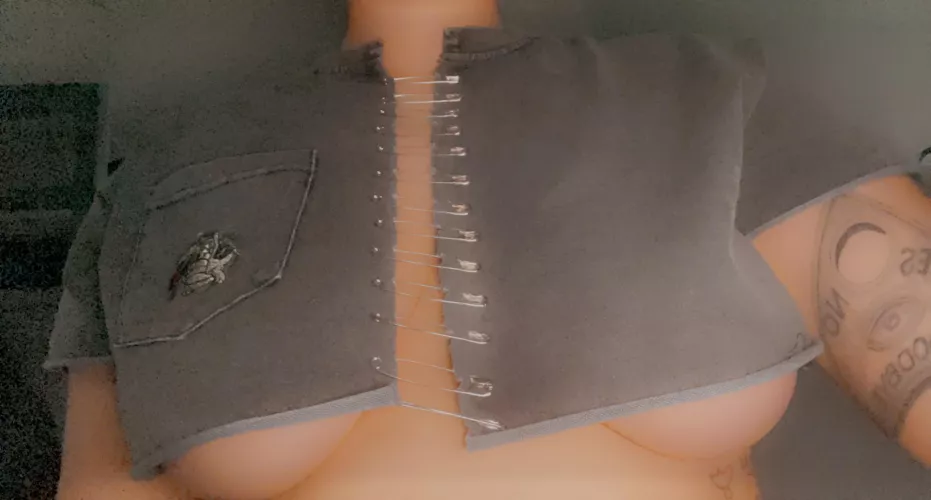 Just a horny curvy goth by LolaaaJ