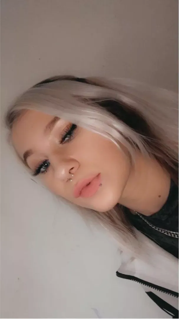 Just a lil bite👄 posted by Sophialaine