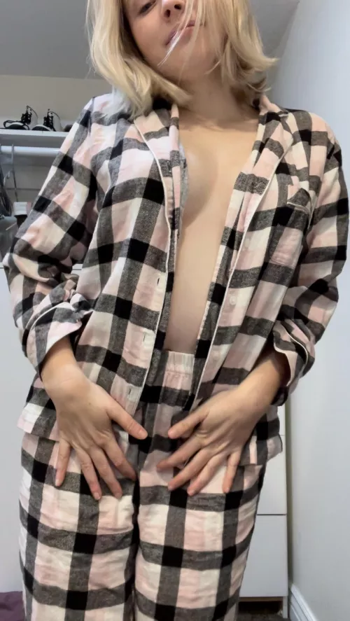 just a little peek for u😘 by quincy-kitty