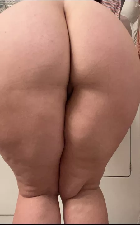 Just a little rear view! by assandsass515