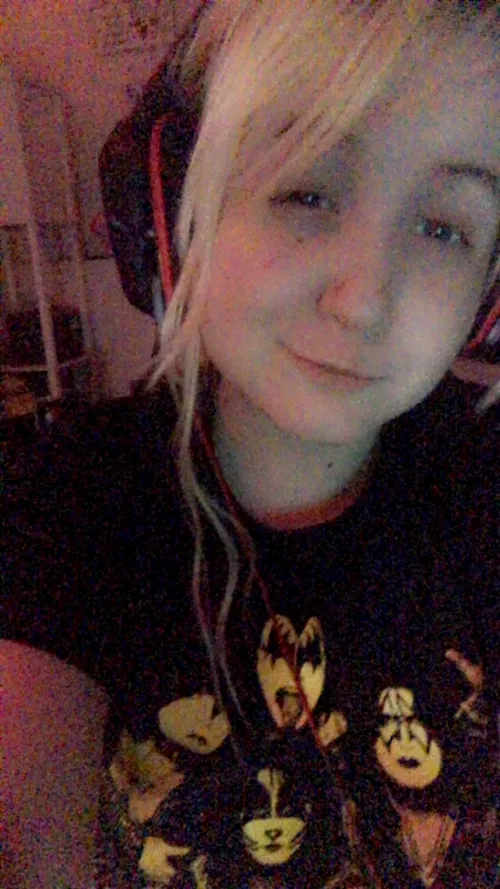 Just a little SFW selfie for you all 😈 by MayaMoonchildUwU