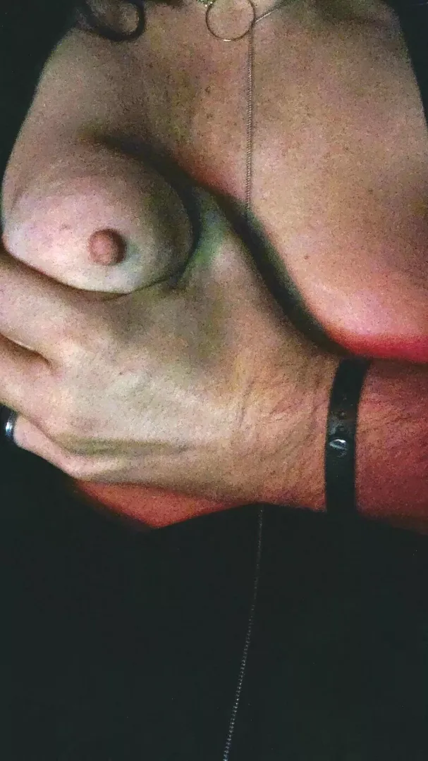 Just a little squeeze 💋 posted by Delilah_Raven