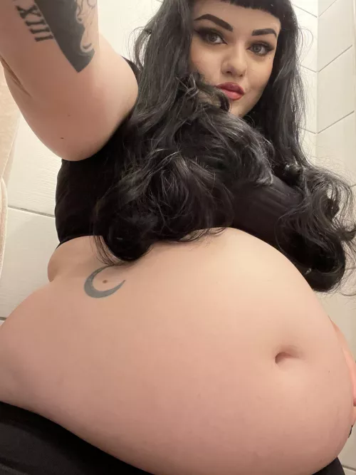 Just a little tummy sticking out 😉 by hmmwelp