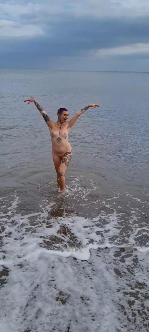 just a normal body, enjoying that cold water... by electricambrose