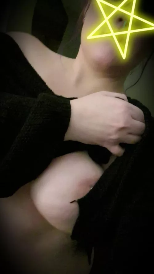 Just a peak for you lovely ladies. 😘 by Threepieceandsoda