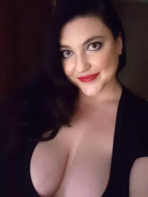 Just a quick tease. by MistressMoxxi