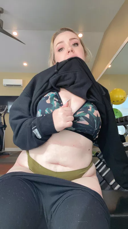 Just a sneaky gym pic. 🙊 by Zoeskydiamonds