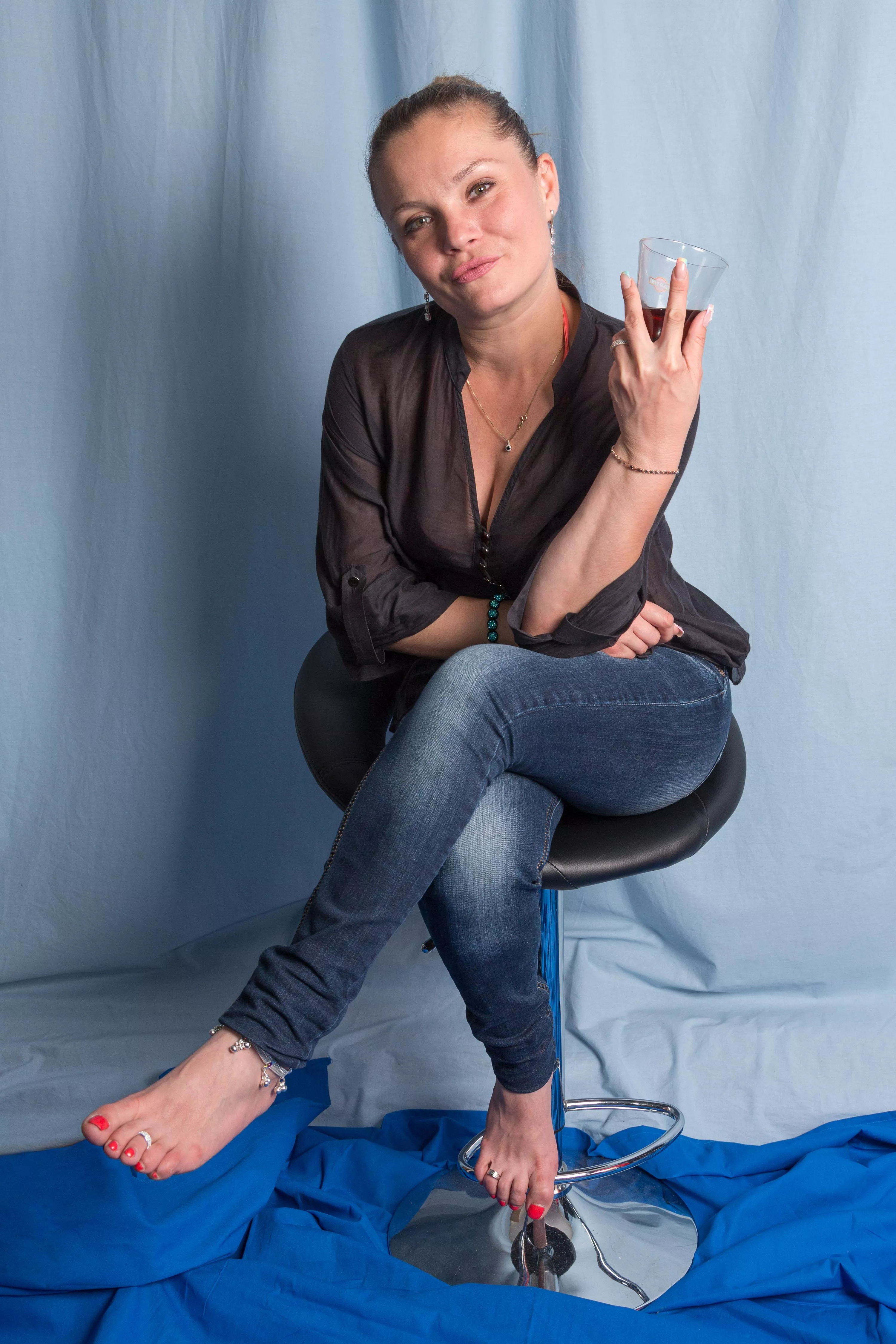 Just a woman in jeans and foot jewelry [F35] posted by sexyfeetexpo