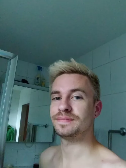 Just about to hit the shower by Nuevi