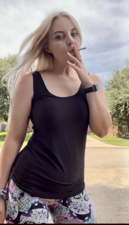 Just an afternoon puff 💨 by dee_after_dark