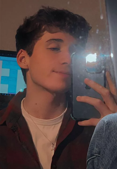 Just another dumb selfie 💀 but hi 🌞 by crxig_11