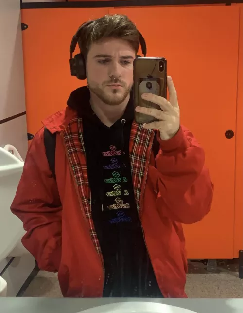 Just another selfie in the gym toilets 🤷🏻‍♂️ by RianD098