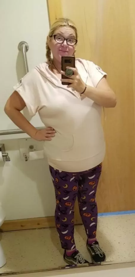 Just being smol and cutes in my Spoopy leggings😋😘🎃 Daddy couldn't keep his hands off my bootie all day, hehehe! posted by Cherry_Calypso