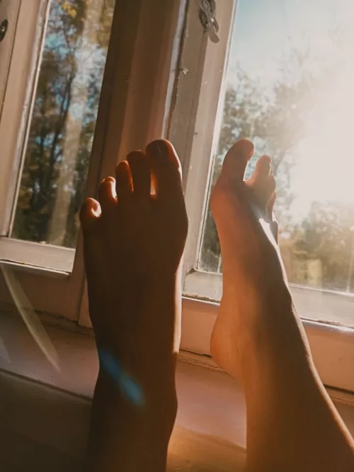 just caught sun glimpses on my feet by morningulla